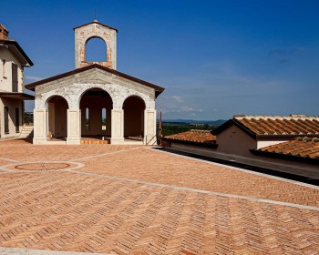 Leggi tutto: Pavimentazione con listello in cotto fatto a mano