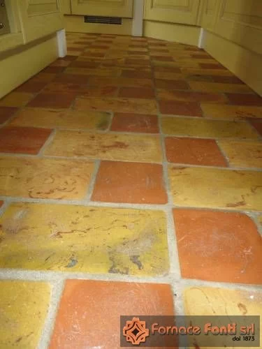 Pavimento in cotto rosso e giallo