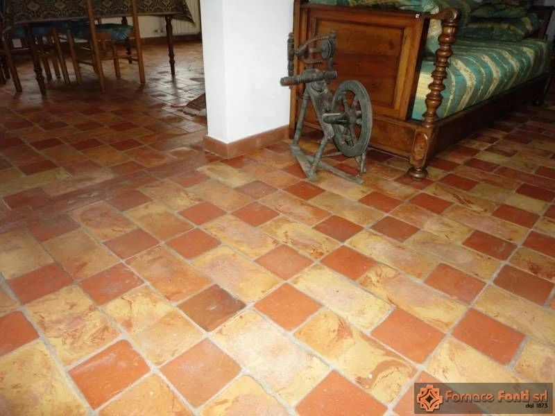 Pavimento in cotto rosso e giallo