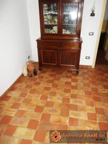 Pavimento in cotto rosso e giallo