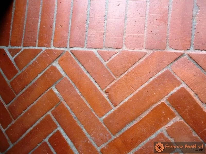 Pavimento in cotto rosso e giallo