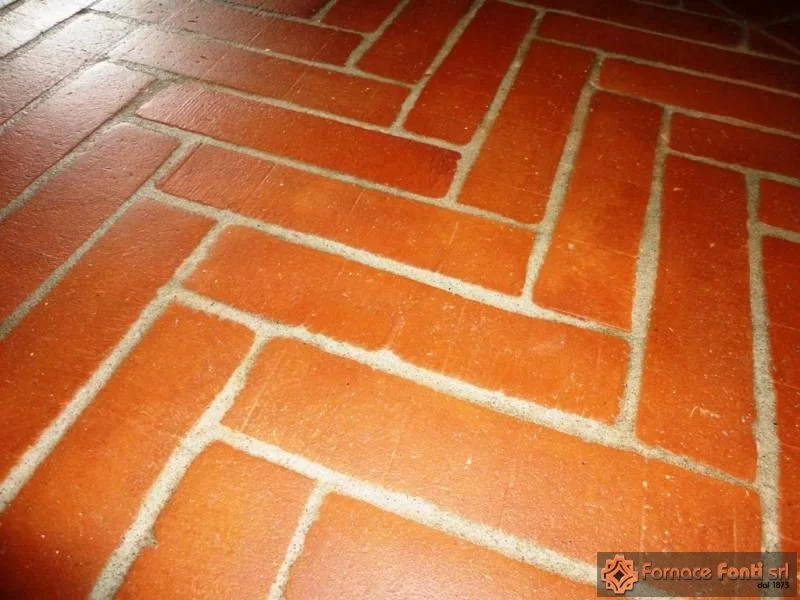 Pavimento in cotto rosso e giallo