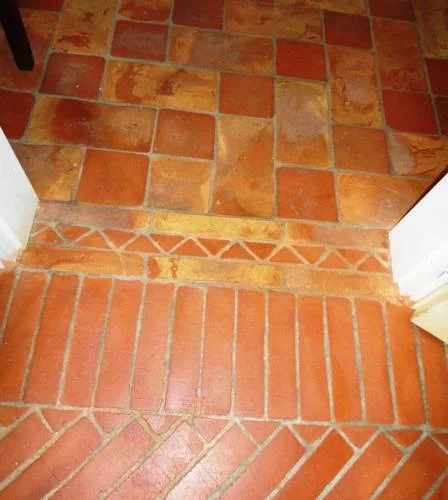 Pavimento in cotto rosso e giallo