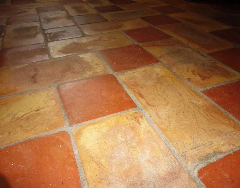 Pavimento in cotto rosso e giallo