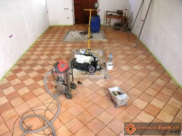 Restauro di pavimentazione a scacchiera con tavella rossa e gialla