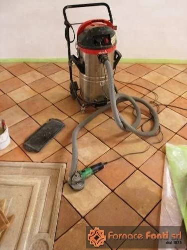 Restauro di pavimentazione a scacchiera con tavella rossa e gialla